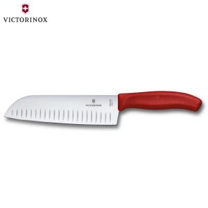 VICTORINOX SWISS CLASSIC ΜΑΧΑΙΡΙ SANTOKU ΑΥΛΑΚΩΤΟ 17εκ. ΚΟΚΚΙΝΗ ΛΑΒΗ – 6.8521.17Β