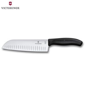 VICTORINOX SWISS CLASSIC ΜΑΧΑΙΡΙ SANTOKU ΑΥΛΑΚΩΤΟ 17εκ. ΜΑΥΡΗ ΛΑΒΗ – 6.8523.17B