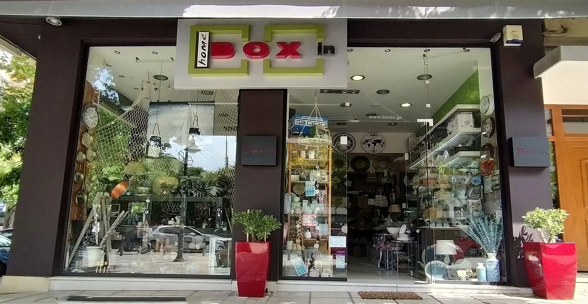 Η πρόσοψη του καταστήματος Box In με είδη διακόσμησης και οικιακά σκεύη στη Θεσσαλονίκη.