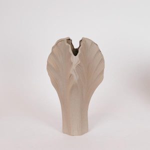 ΒΑΖΟ ΣΕ ΣΧΗΜΑ ΦΥΛΛΟΥ ΚΕΡΑΜΙΚΟ ΓΚΡΙ-ΜΠΕΖ 18x18x40cm