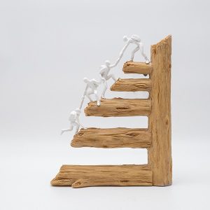 ΔΙΑΚΟΣΜΗΤΙΚΟ ΓΛΥΠΤΟ ΜΕ ΑΝΘΡΩΠΙΝΕΣ ΦΙΓΟΥΡΕΣ ΠΟΥ ΣΚΑΡΦΑΛΩΝΟΥΝ ΠΟΛΥΡΕΖΙΝ ΦΥΣΙΚΟ-ΛΕΥΚΟ 22x6.5x26cm