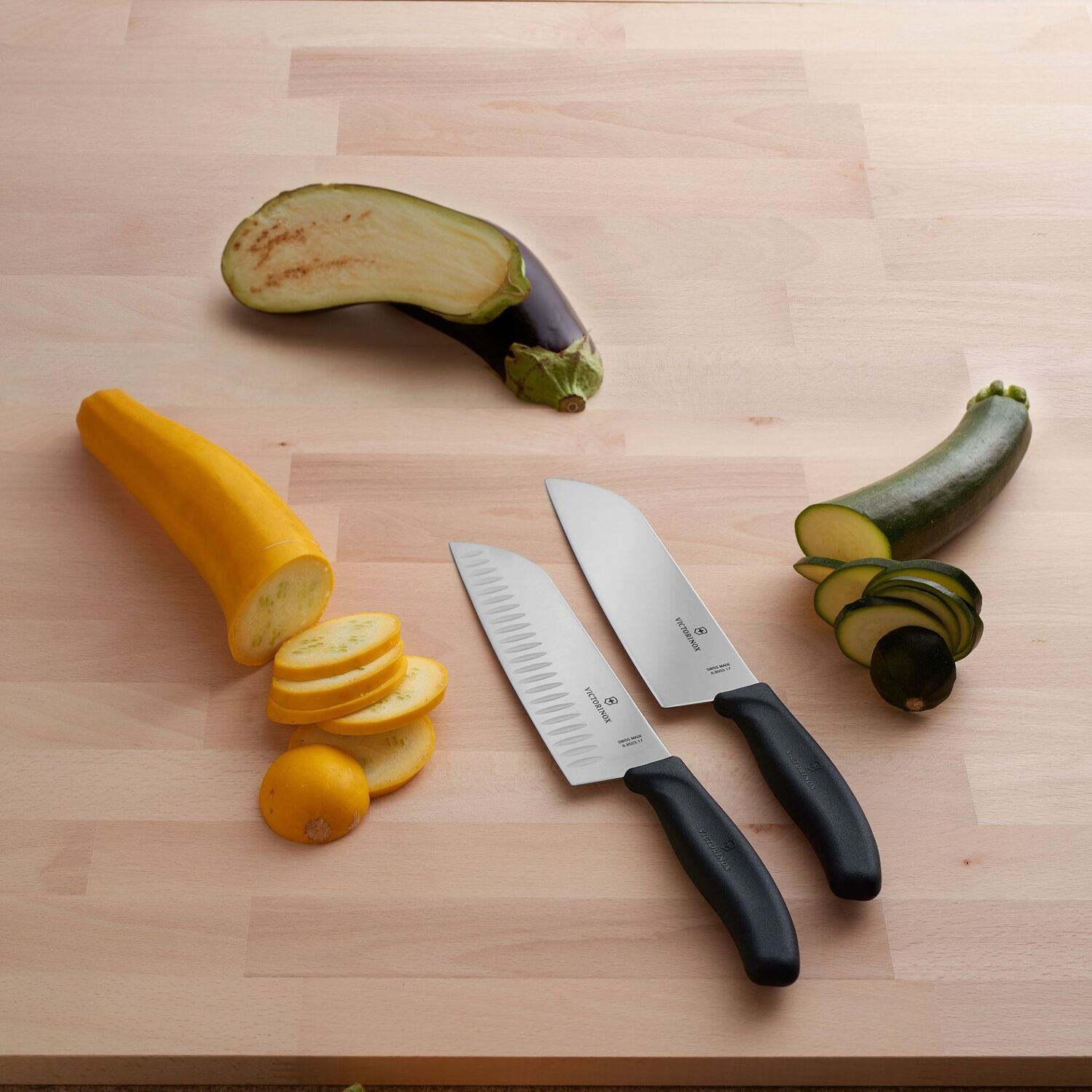 VICTORINOX SWISS CLASSIC ΜΑΧΑΙΡΙ SANTOKU 17εκ. ΜΑΥΡΗ ΛΑΒΗ – 6.8503.17B-Box in Thessaloniki
