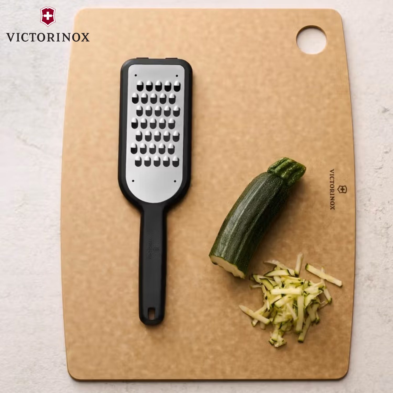 VICTORINOX ΤΡΙΦΤΗΣ ΠΛΑΚΕ ΜΕ ΚΑΛΥΜΜΑ ΧΟΝΔΡΟ ΚΟΨΙΜΟ ΜΑΥΡΟΣ – 7.6081.1-Box in Thessaloniki